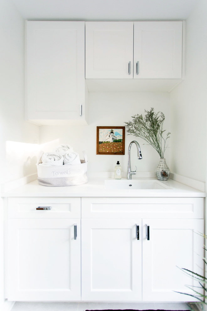 Тканевая корзина с полотенцами