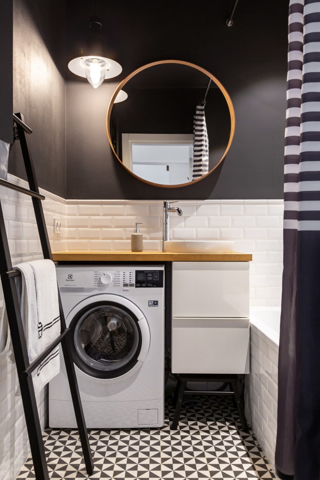 Лестница в компактной ванной