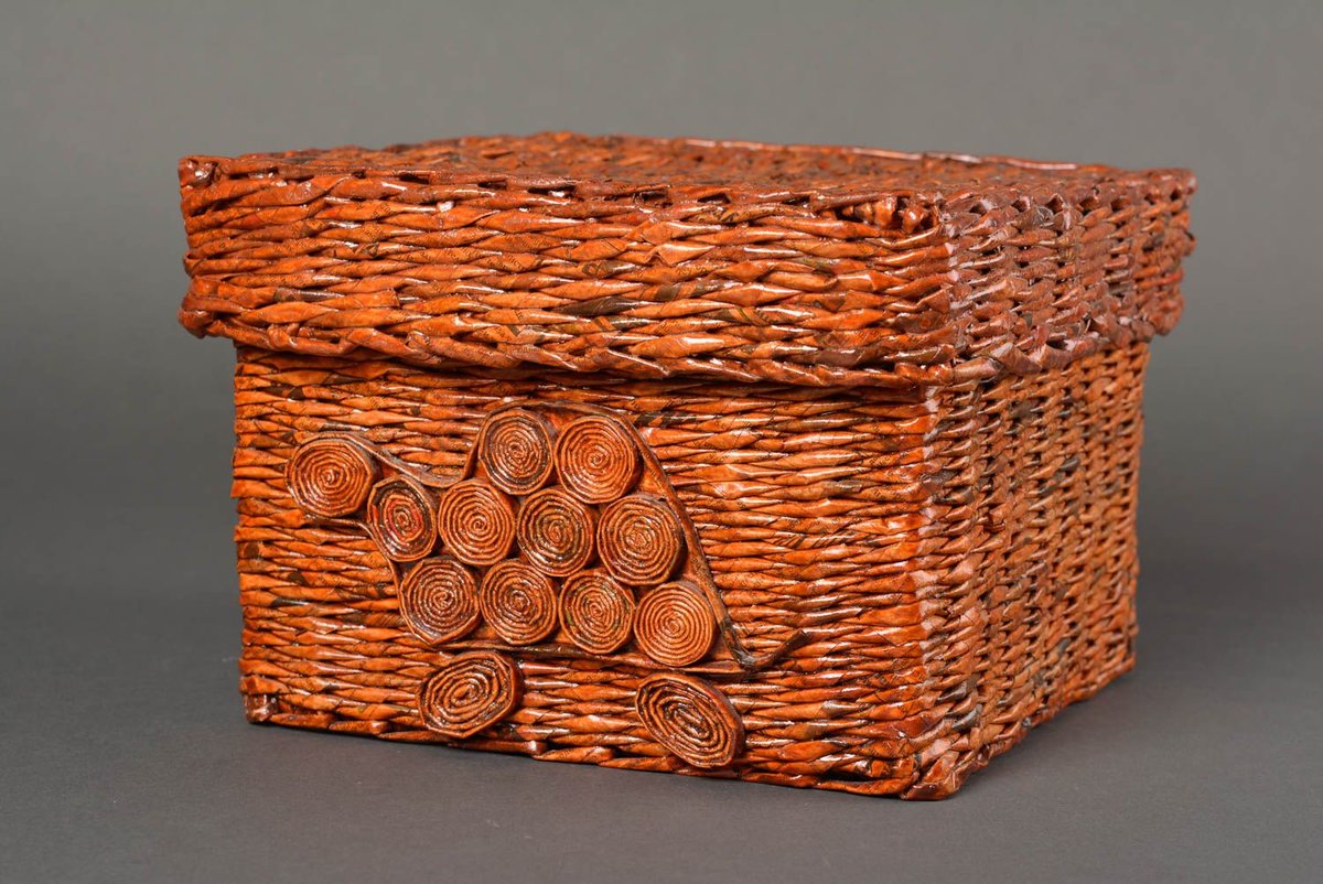 коробка из газетных трубочек