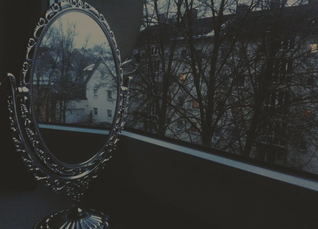 мир зазеркалья